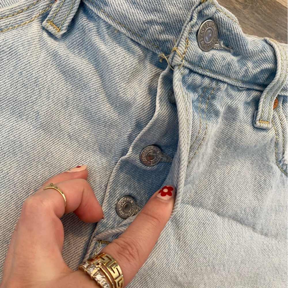 Levi’s 501 Light Wash Denim Shorts - Picture 4 of 5